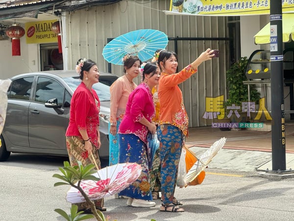 穿上娘惹服装,在老街拍照,感受马六甲历史悠久的文化。