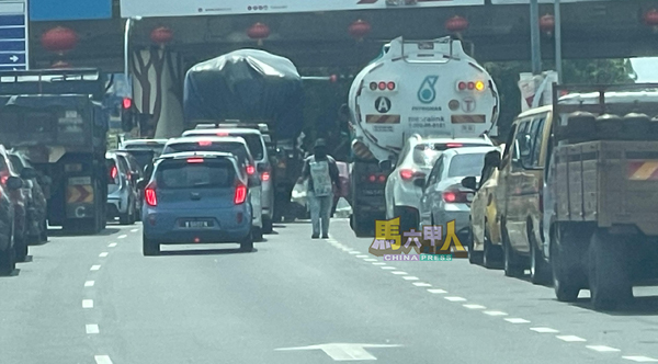■兜售者在重型罗厘与轿车之间穿梭,一步踏错便可能酿成意外。