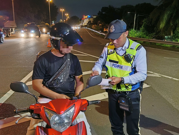 ■交警展开的取缔行动,有效减少了死亡公路意外发生率。(档案照)