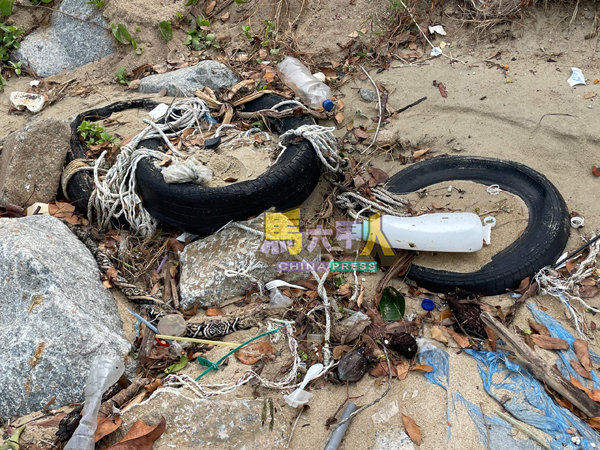 ■散落在海岸上的垃圾,不乏轮胎。