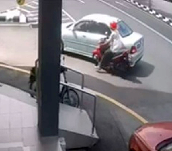 ■直驶的摩哆撞上转入路口的汽车。(图陈劲源提供)