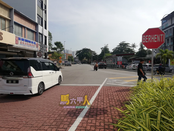 ■市政厅建议建路堤,禁止从汉都亚路到来三角路的交通工具,转入甘榜都裕的路口。