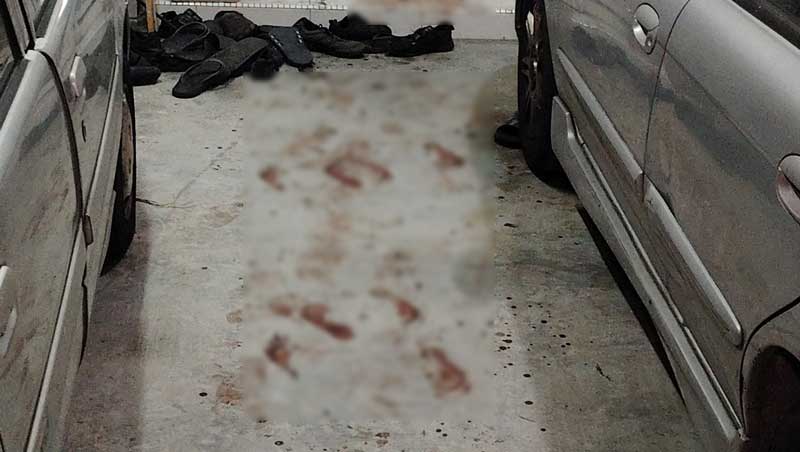 死者住家的车房外地面，还可看到沾染血渍的脚印。