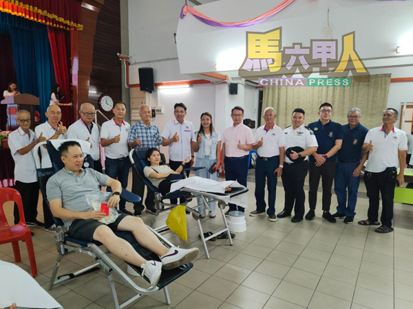 嘉宾齐为捐血者打气,左4起雷原顺、林斯江、李献、林朝雁、李杰尔等。