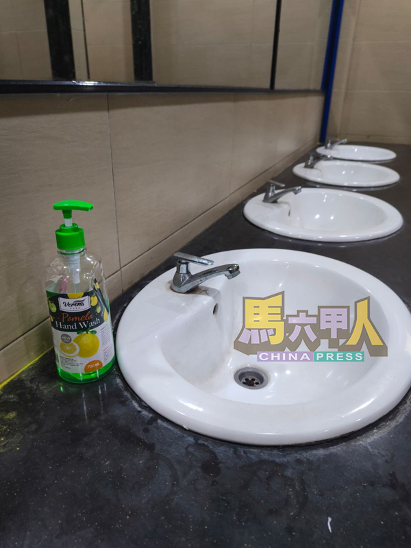 公厕内附上洗手液,被视为一种贴心的服务。