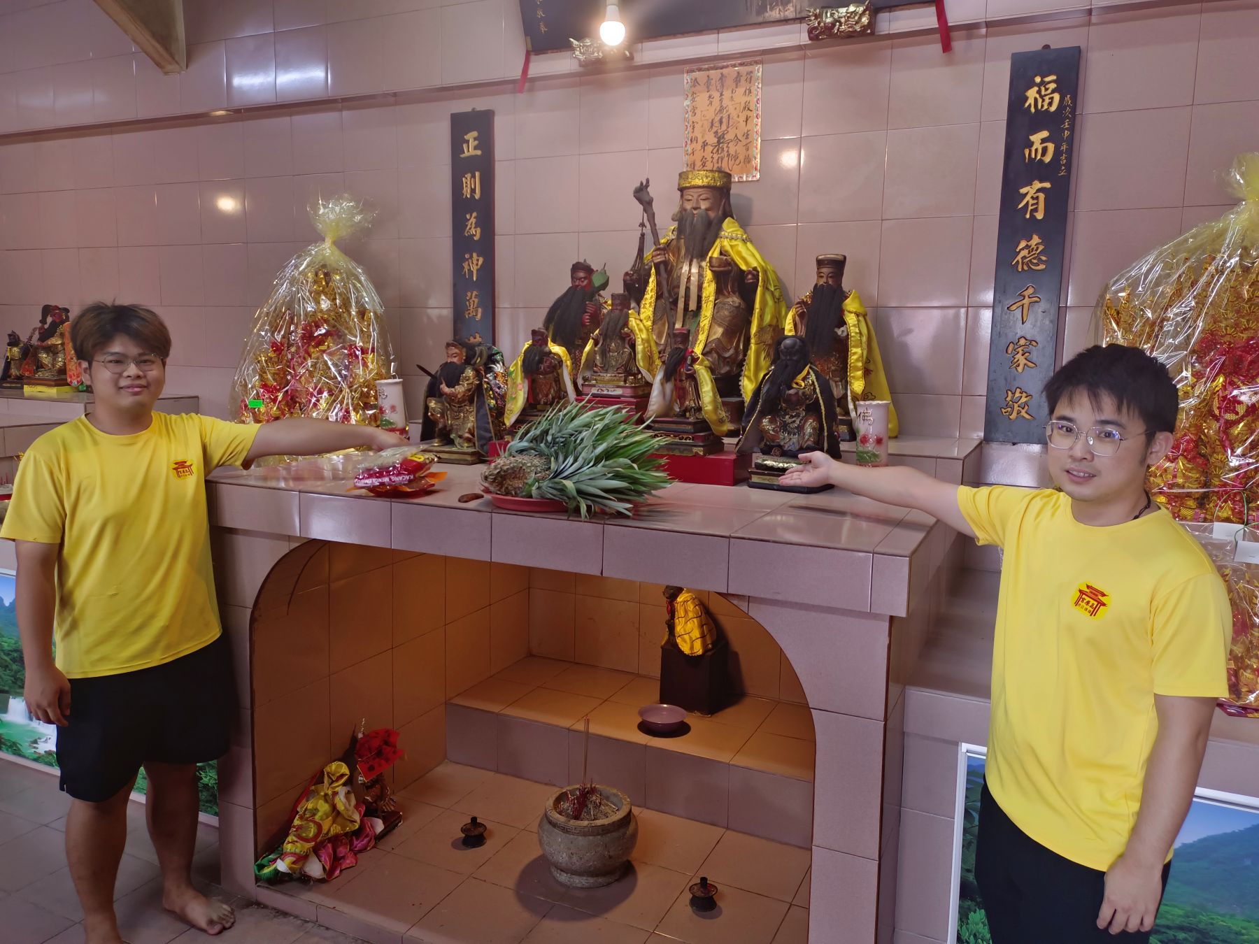 李云杰（左）及江国铨（右）指，多尊神像被拿走。