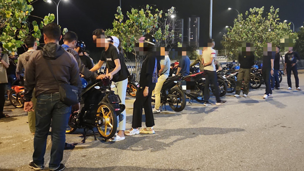 警方检查骑士与摩哆,确保遵守交通规则。