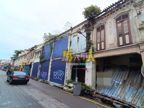 ■吉灵街有多间空置老屋,其中一建筑围起的锌片已经倒塌。