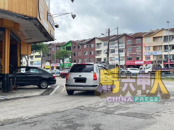 驾驶人士未来可取道商店前方道路,作为左转捷径。