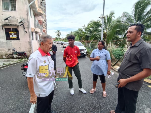 ■哥打拉沙马那州议员刘志俍助理陈劲源(左)到场向受灾家属了解情况。