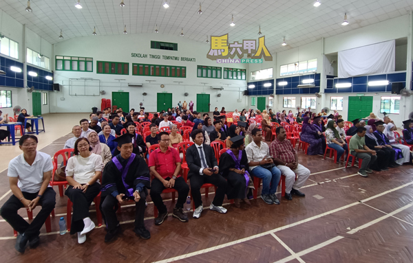 ■不少家长出席马六甲高等中学的2024年大马高级教育文凭(STPM)放榜仪式。