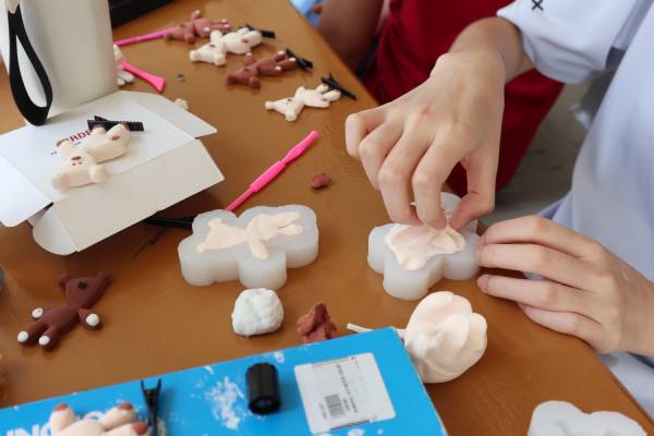 同学们发挥巧思,制作了精美的小配件准备于校庆当日赠予来宾。
