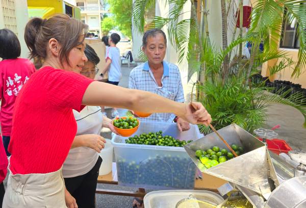 将于本周参与义卖的培友童军团成员,正准备义卖食材。