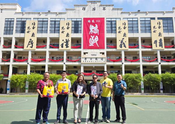 培风中学感谢妈咪大宝达(马)有限公司,长久以来对该校的支持,于校庆中赞助义卖物资。右3为朱国升。