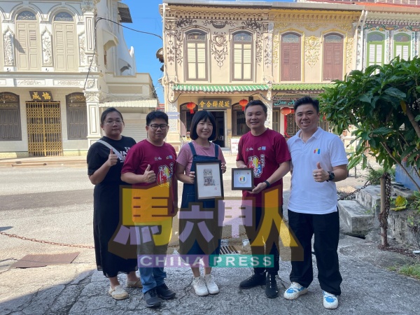 陈所维(右2)代表甲文创艺,赠送纪念品给郭柔莹,并获得郭氏回赠画作。左起为王慧瑜、蔡志祥及许家勋(右)。