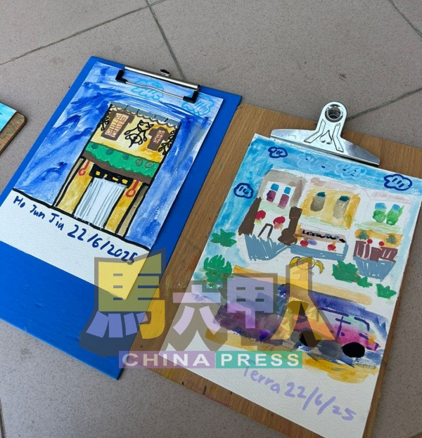 小朋友用画笔描绘出他们眼中的三宝井古老建筑,展现纯真的视角与童趣。