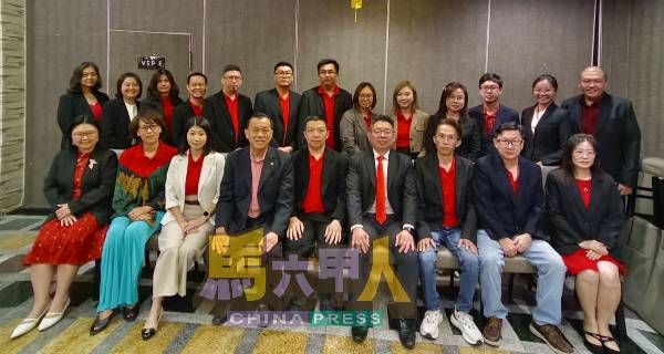 家协理事成员,前排左起为刘玉娇副校长、家协副财政裴佳、副主席黄玮婷、李勤烈校长、黄伟平、李佳胜、副主席陈志昌、财政黄润发及副校长侯宝珠。