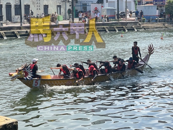参赛队伍在风光明媚的马六甲河上竞逐龙舟,为古城增添热血与活力。
