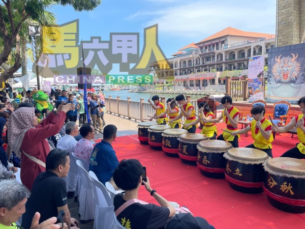 马来西亚技术大学二十四节令鼓队,为来宾呈献表演。