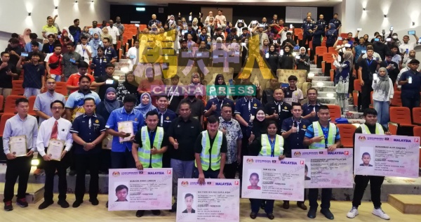 出席领取摩哆驾驶的民众与嘉宾。第2排右2起西蒂扎丽娜及哈密迈丁。