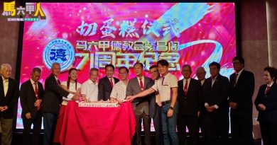 李献：68年风雨不改 每年30万施医赠药