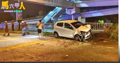 轿车失控撞路中树 摩哆闪避不及撞车