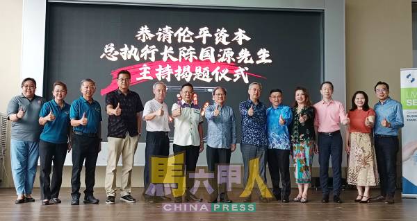 “2025年全甲小学生现场作文比赛”顺利掀开帷幕。左起为何司儿、郑敏莉、韩斌元、梁达强、郑国华、林钦为、陈国源、锺志兴、陈书汶、黄秀玲、熊子健、罗颖颖及吴志祥。