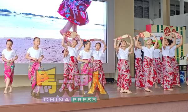 “2025年全甲小学生现场作文比赛”顺利掀开帷幕。左起为何司儿、郑敏莉、韩斌元、梁达强、郑国华、林钦为、陈国源、锺志兴、陈书汶、黄秀玲、熊子健、罗颖颖及吴志祥。