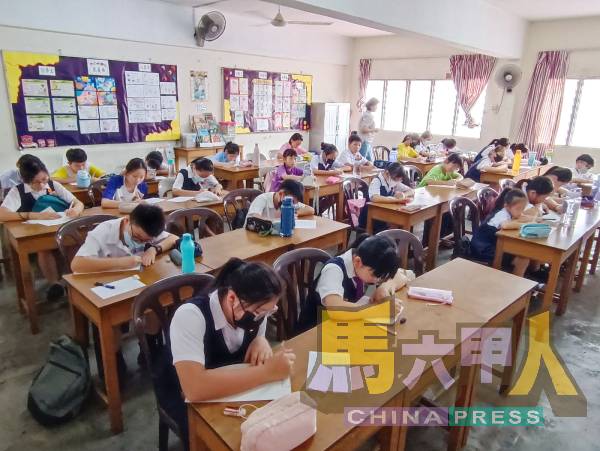 参赛者于限时90分钟内挥笔成文,完成一篇不少于500字作文。