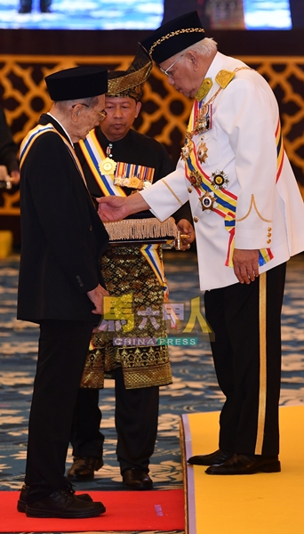 邓日才校长于2019年荣膺甲州元首封赐拿督勋衔。