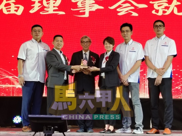 青年团赠送纪念品给会务顾问吴德海(左3),左起为暑理团长吴铭业、母会主席吴槿坤、团长吴寀允、总务吴国诚、副团长吴国荣。