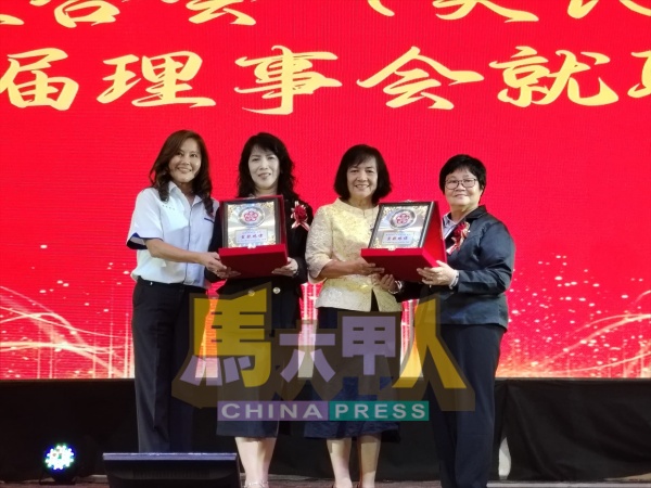 妇女组赠送纪念品仪式,左起为署理主席吴林秀芬、顾问吴碧燕、顾问吴金花、主席吴秀钗。