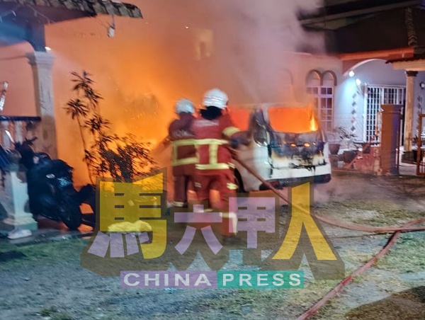 消拯员到场扑灭火势。(图消拯局提供)