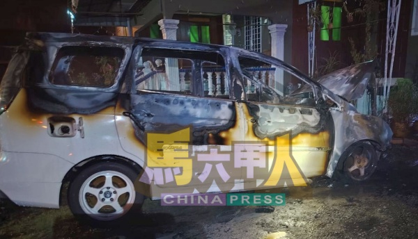 宝腾Exora7人车午夜不知何因起火燃烧。(图消拯局提供)