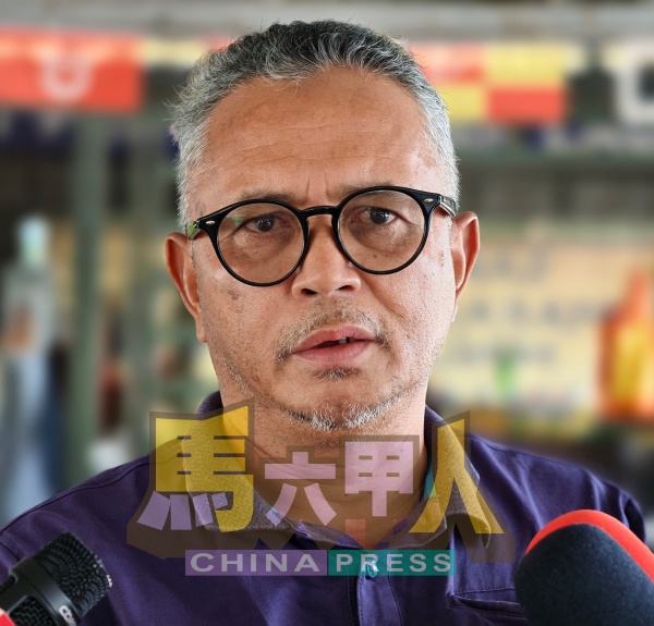 卡马鲁查曼:苍蝇大军的出现,导致小贩生意下降40%。
