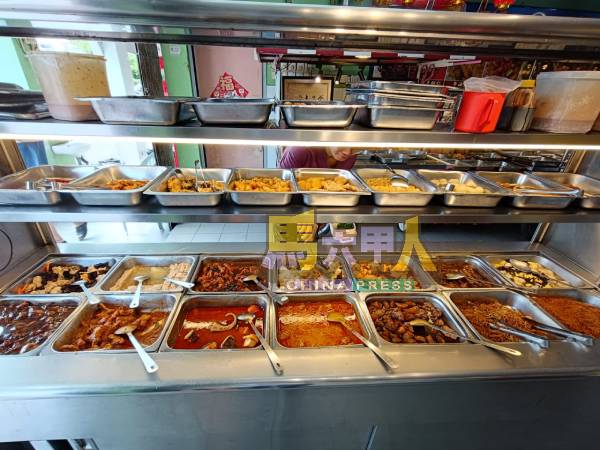 杂菜饭店准备各式菜肴,供顾客选择。