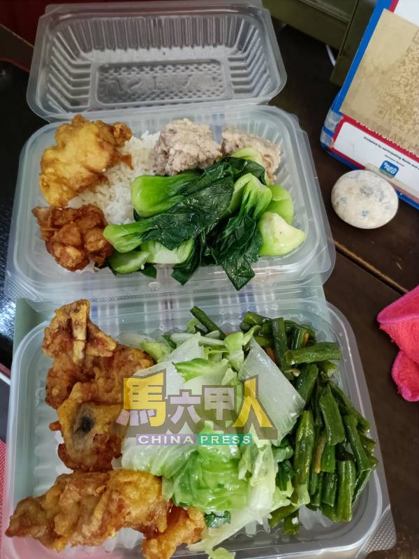 两份经济实惠的杂菜饭,售价维持不变。