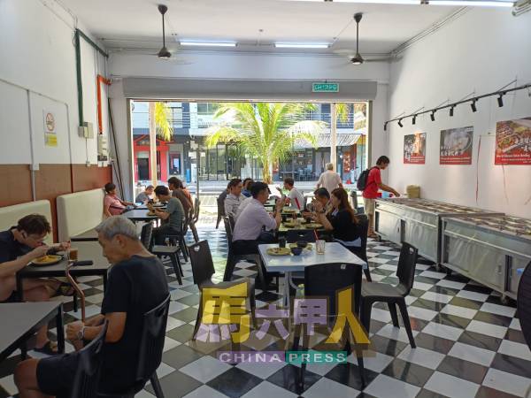 菜饭业者虽面对成本增加压力,但杂饭售价目前仍维持不变。