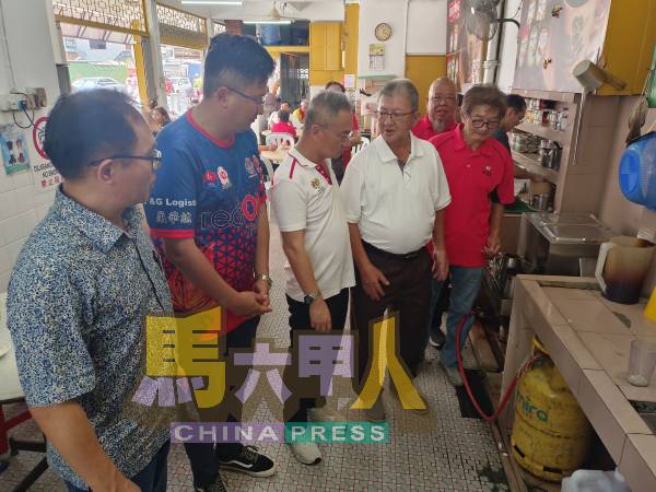最近液化石油气课题引起小贩混淆与恐慌,邱培栋(左3起)向黄守群了解业者面对的问题,以向交通部长陆兆福反映,带入内阁会议协助厘清。左起为刘志俍及谢守钦。
