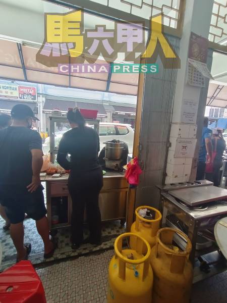 一个摊档只允许存放3桶液化石油气。