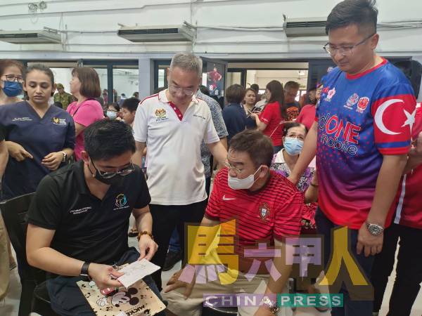 活动现场也免费为民众验眼。