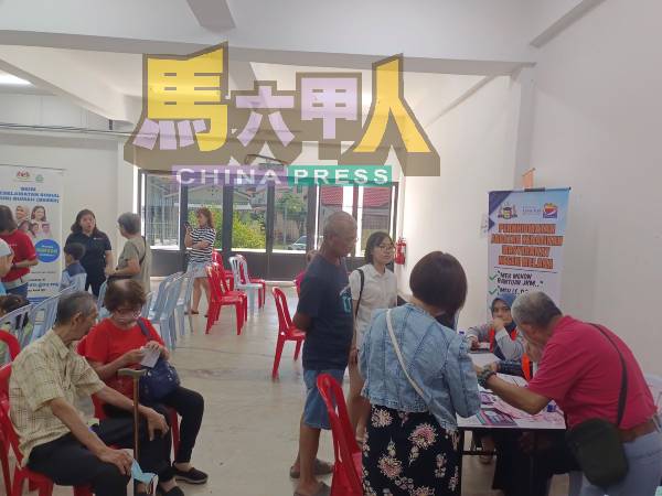 现场也有福利局等柜枱，为民众提供资讯与谘询服务。