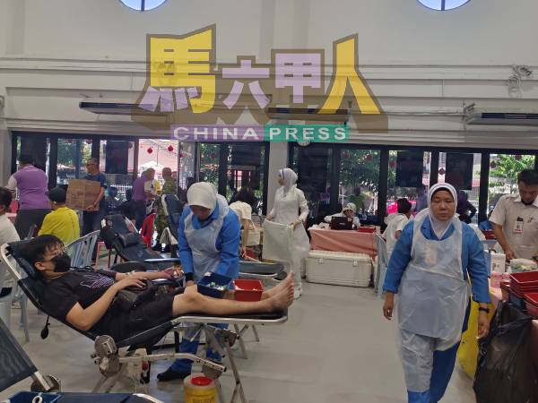 针对护士每周工作时间从42小时延长至45小时的措施，邱培栋认为应维持现有的工作时间，以保障医护人员的权益与工作品质。