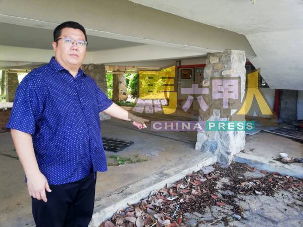 邓永森:桥下堆积垃圾。