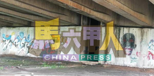 洋灰围墙的后方空间看似是一间房,里面阴暗,让人不敢靠近。而且天桥下的大柱也成为涂鸦目标。