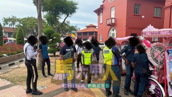 3个执法单位在红屋区检查三轮车夫。(图取自市政厅面子书)