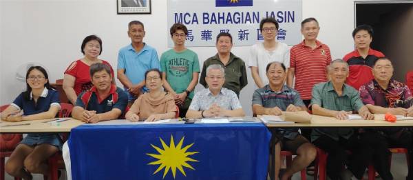 马华野新区会627召开年度代表大会,及举办“自强不息,立心而行”庆膺勋团结晚宴。前排左起为杨惠莹、陈乾源、卓雅珠、许金汉、赖华顺、侯翰业及潘锦昌。