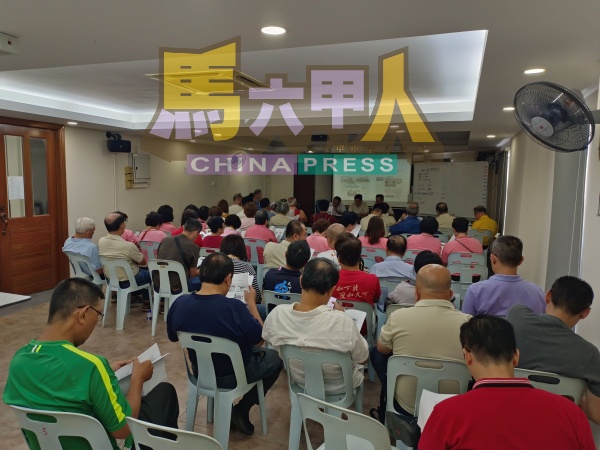 马六甲中华大会堂在会所二楼讲堂召开会员大会,获得个人与团体会员踊跃出席。