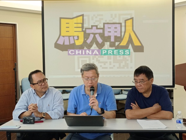选委会主任谢振伟(左2)公布初选名单,左起委员张民生及曾昭智。