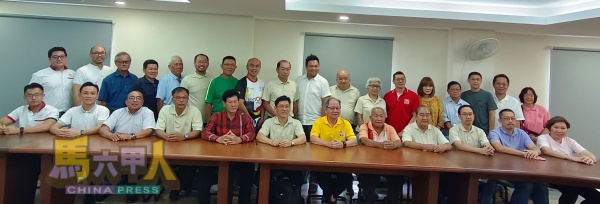 马六甲中华大会堂第18届理事会,前排左起骆文杰、陈和顺、谭保同、卓正豹、苏亚龙、房有平、萧汉昌、林亚葆、李荣双、许庆华、陈寿锦及温彩苓。